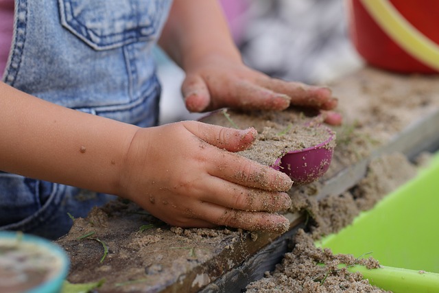 Quelle: https://pixabay.com/de/photos/kind-kindergarten-sand-h%C3%A4nde-7338277/